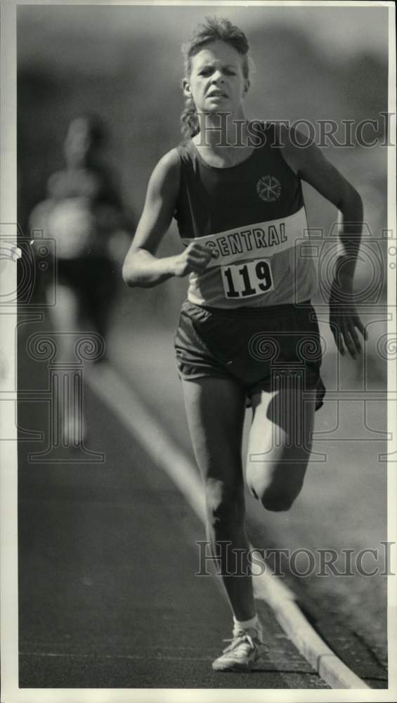 1987 Press Photo Denise Bushallow wins the 5000 meters at the Empire State Games- Historic Images