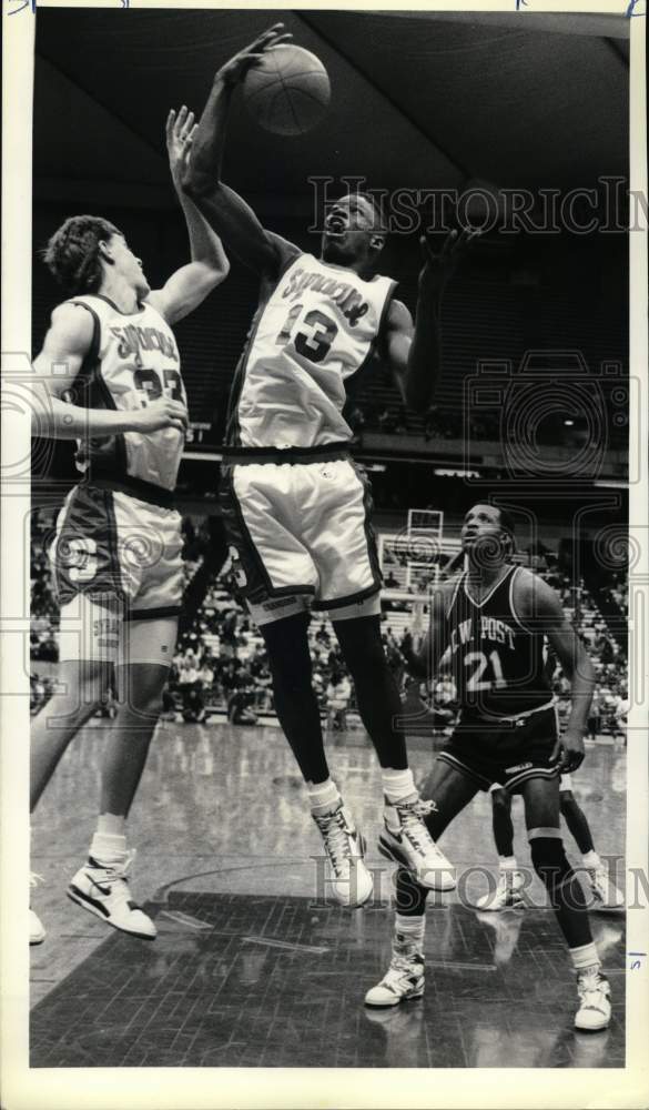 1989 Press Photo Syracuse and C.W. Post play basketball in the Carrier Dome- Historic Images