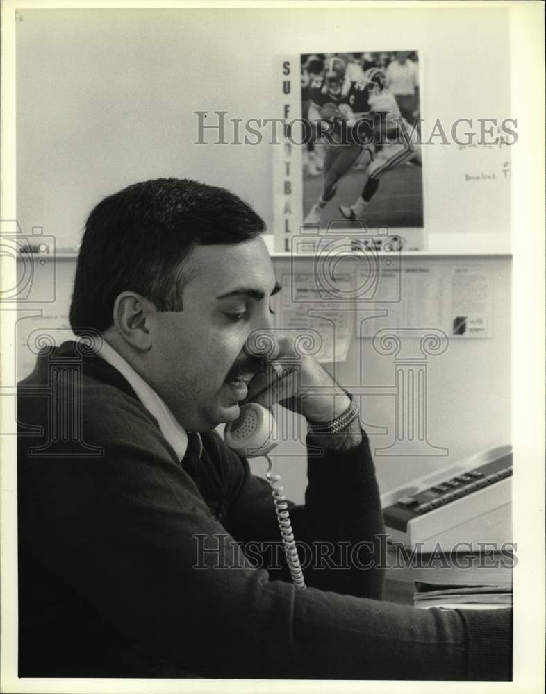 1989 Press Photo Syracuse University football recruiter Bob Casullo in office- Historic Images