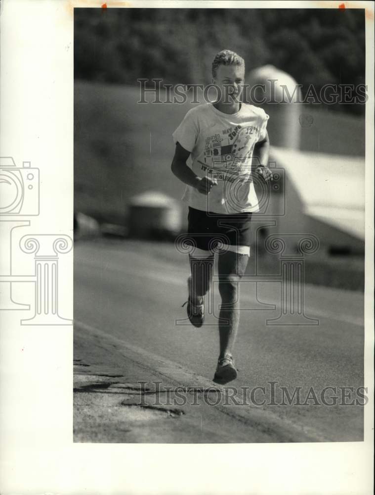 Press Photo Runner Bernie Engie - sys10220- Historic Images