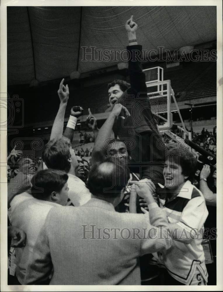 1986 Press Photo Kevin Mackey celebrates an NCAA basketball win in Carrier Dome- Historic Images