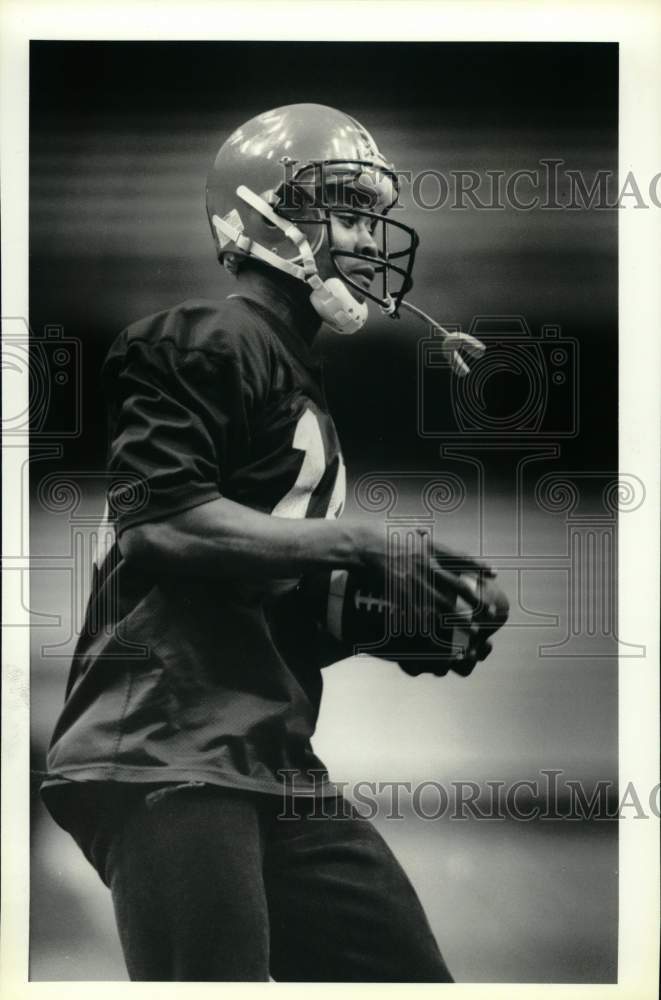 1990 Press Photo Syracuse University football player Rob Moore at Carrier Dome- Historic Images