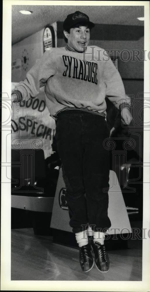 1990 Press Photo Dave Babikian during a Syracuse bowling fundraiser - sys10288- Historic Images