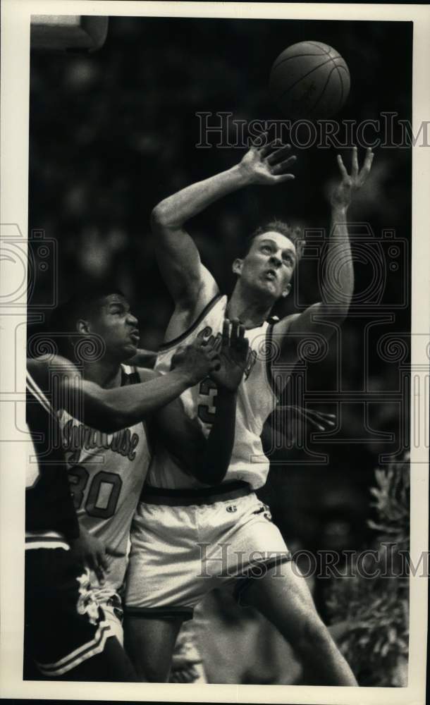 1989 Press Photo Syracuse basketball players Matt Roe and Billy Owens in action- Historic Images