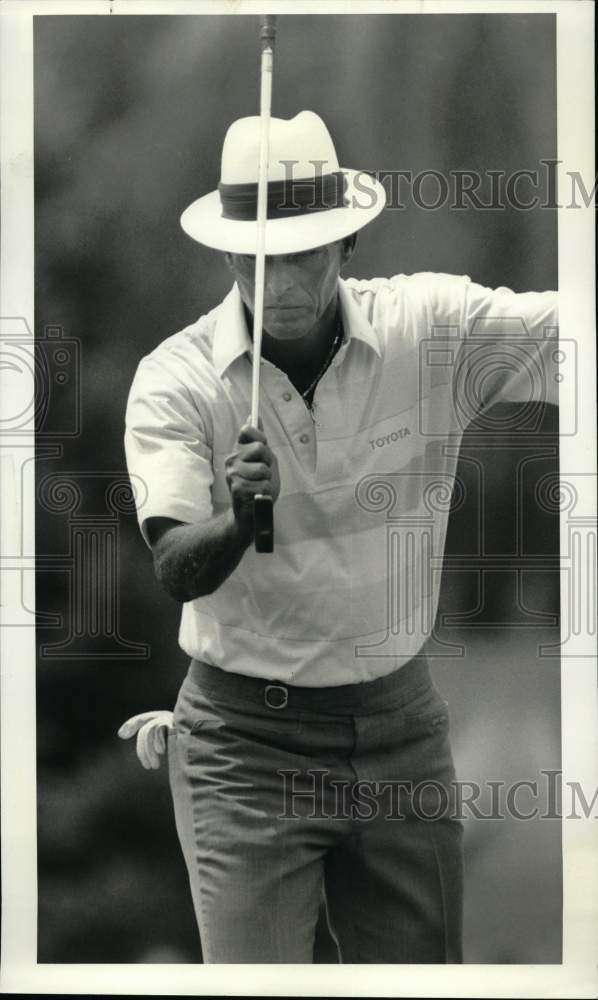 1987 Press Photo Golfer Chi Chi Rodriguez celebrates a putt on the 11th hole- Historic Images