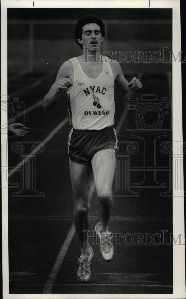 1983 Press Photo Diamond Mile runner Ross Donoghue crosses the finish line- Historic Images