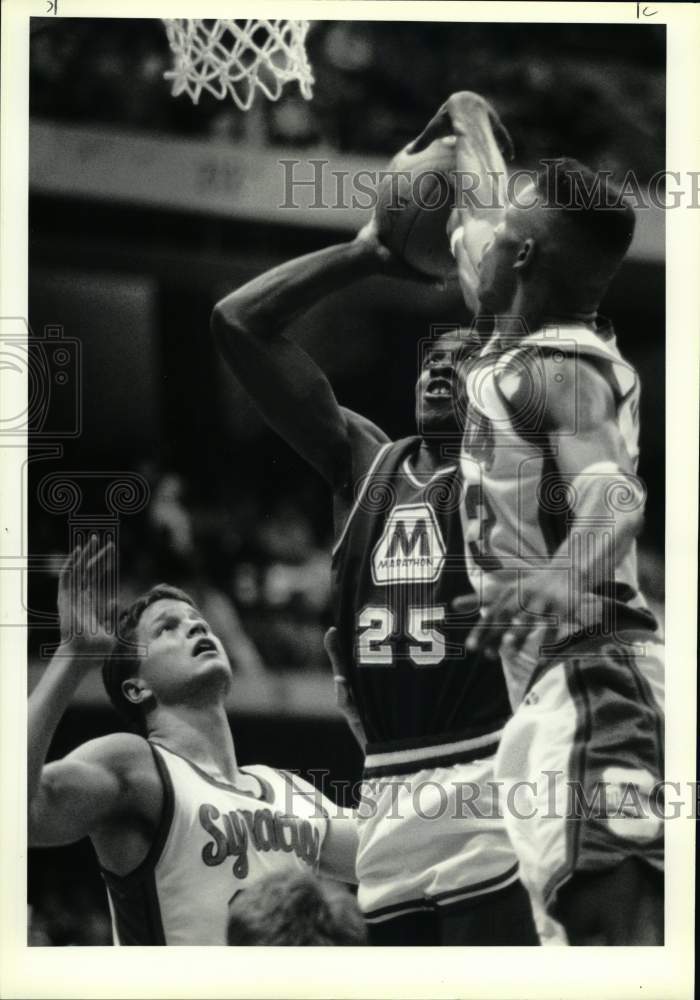 1990 Press Photo Syracuse and Marathon Oil play basketball in Carrier Dome- Historic Images