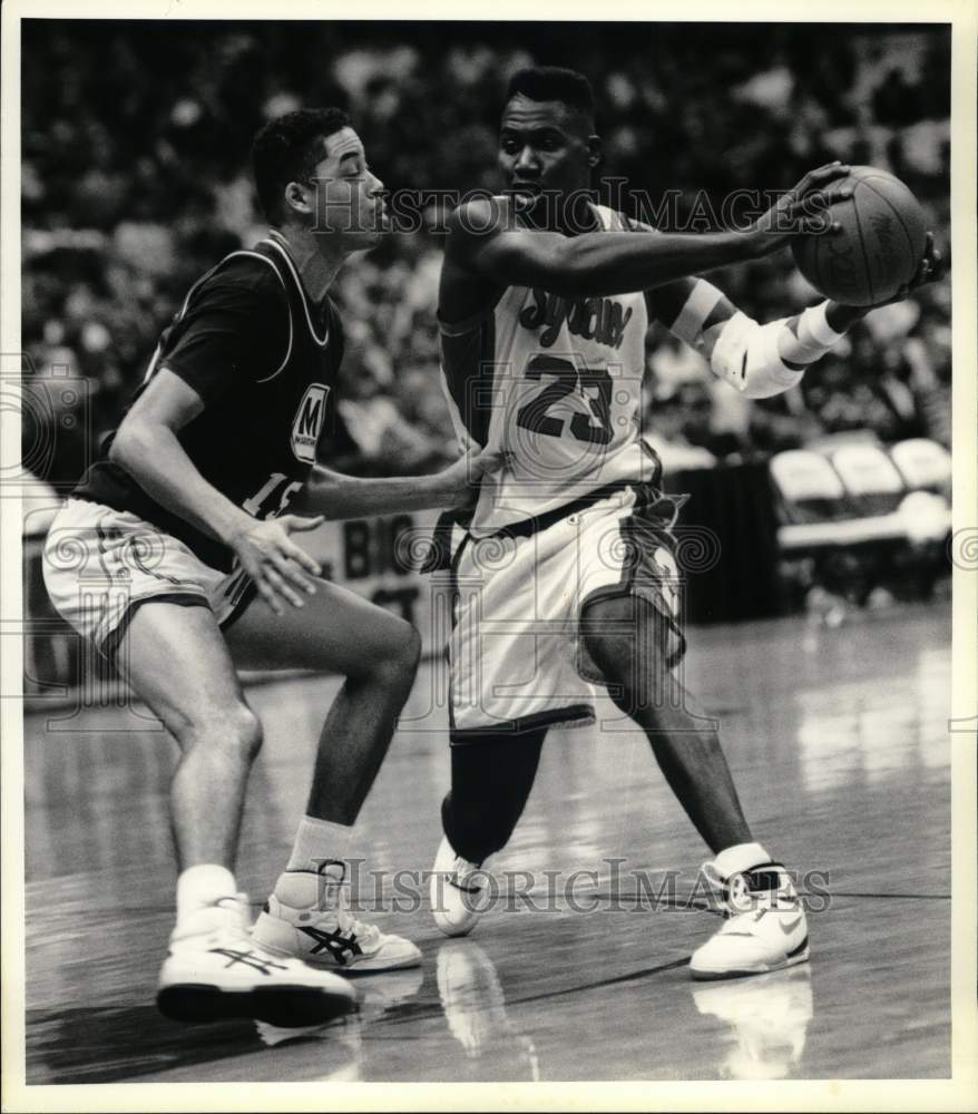 1989 Press Photo Syracuse U basketball player David Johnson looks to pass ball- Historic Images