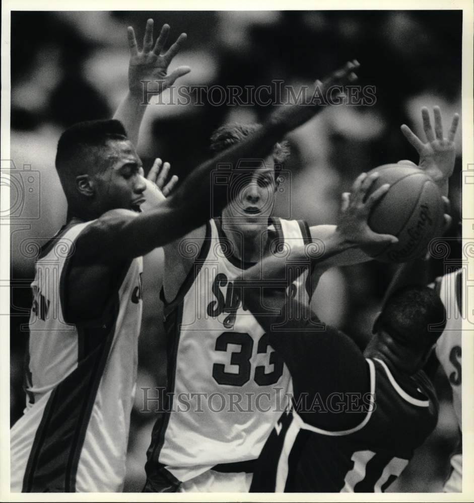 1990 Press Photo Syracuse U basketball player David Johnson pressures T Freeman- Historic Images