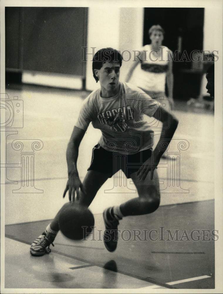 1986 Press Photo Central Square basketball player Ed Sullivan drives to basket- Historic Images