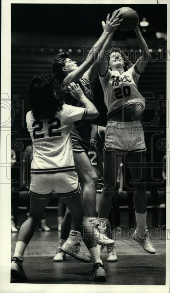 1985 Press Photo Pitt basketball player Jenny Tyner in action vs. Syracuse- Historic Images