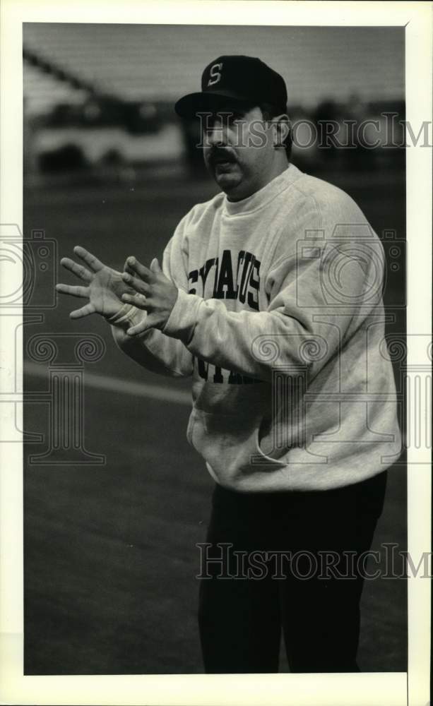 1989 Press Photo Syracuse college football coach Bob Casullo in the Carrier Dome- Historic Images