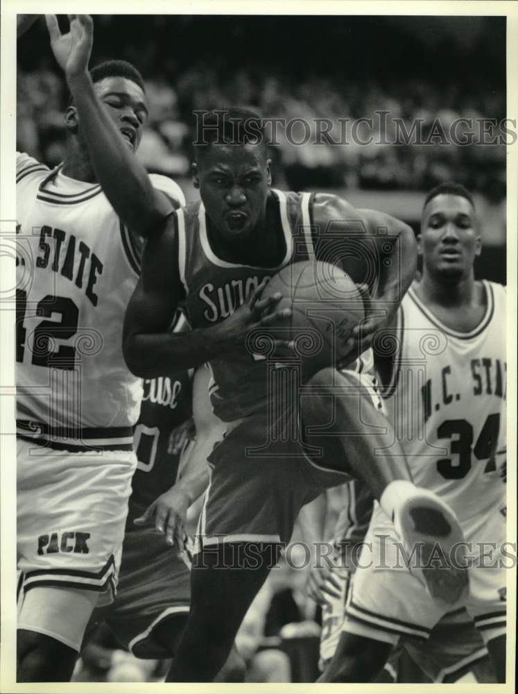 1990 Press Photo Syracuse and N.C. State play college basketball in Carrier Dome- Historic Images