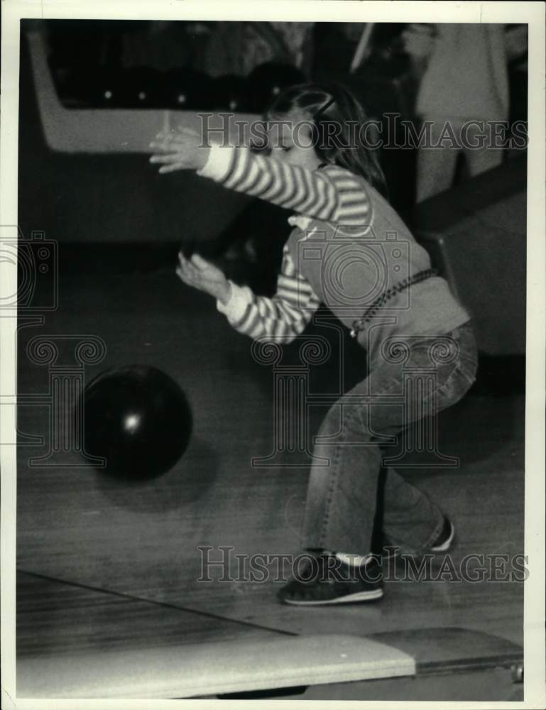 1986 Press Photo Bowler Alicia Smith, 5, in action - sys10448- Historic Images