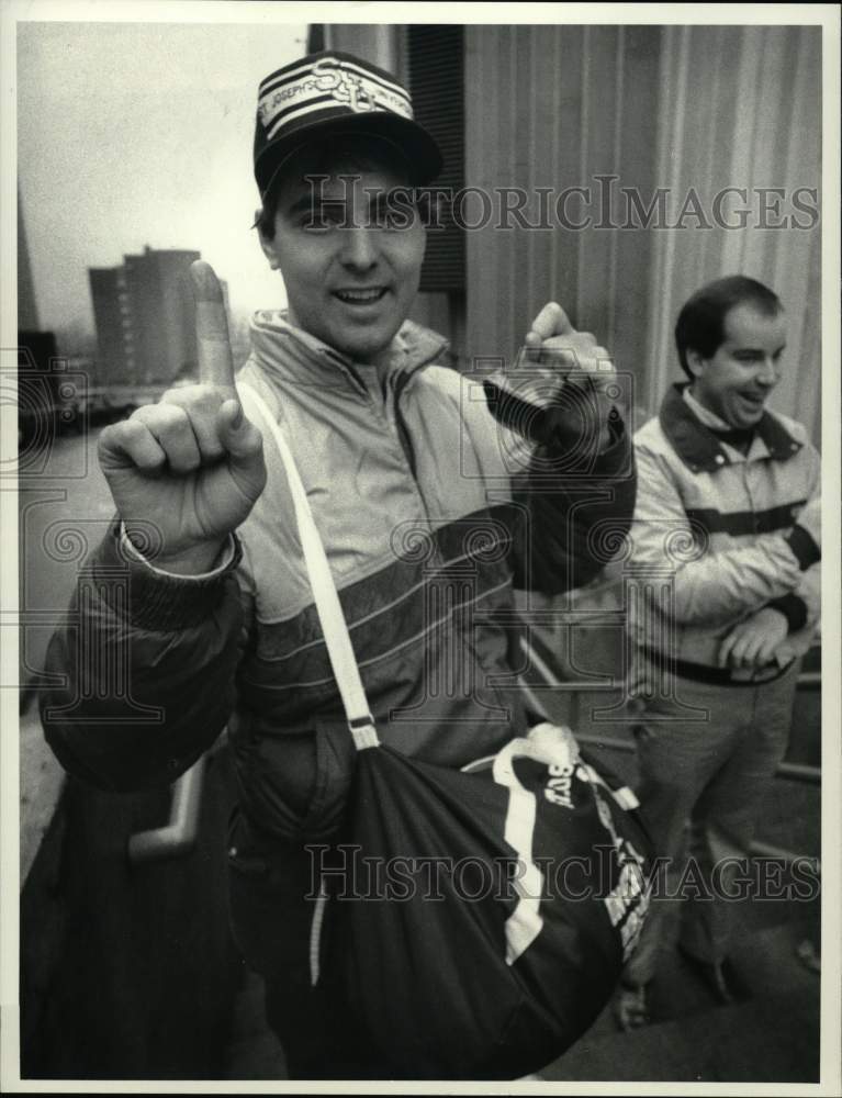 1986 Press Photo St Joseph student Robert Dick (left) before basketball game- Historic Images