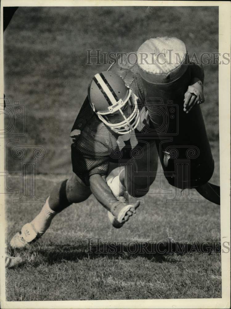 1984 Press Photo Syracuse football player Tim Green hits a tackling sled- Historic Images
