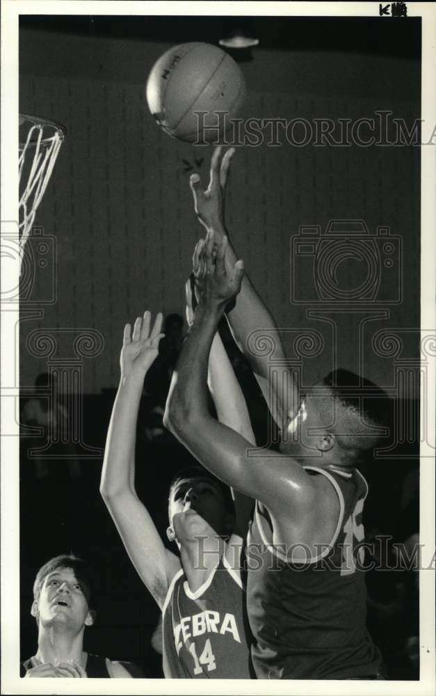 1990 Press Photo MONY basketball player Bernard Blunt shoots over defender #14- Historic Images