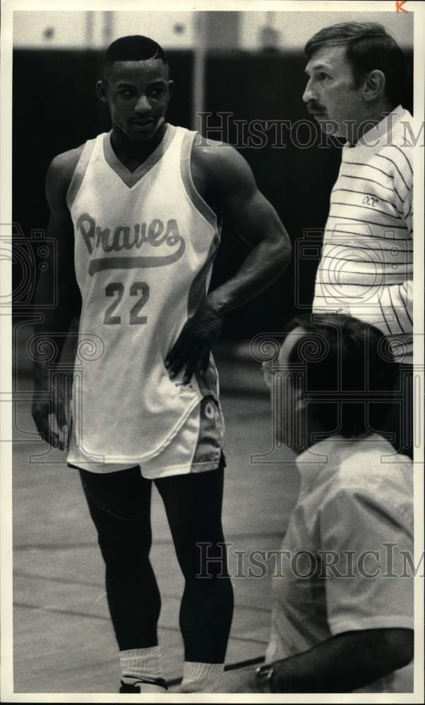 1987 Press Photo Onondaga Community College basketball guard Dave Graham listens- Historic Images