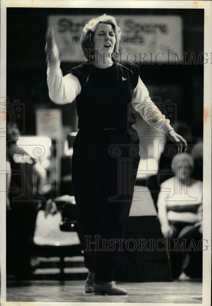 1984 Press Photo Bowler Linda Tulowiecki reacts after shot in Mattydale NY match- Historic Images