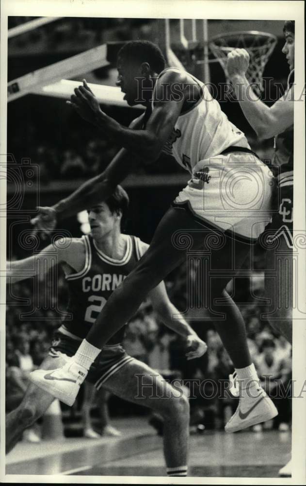 1984 Press Photo Syracuse U basketball player Rafael Addison blocks shot- Historic Images