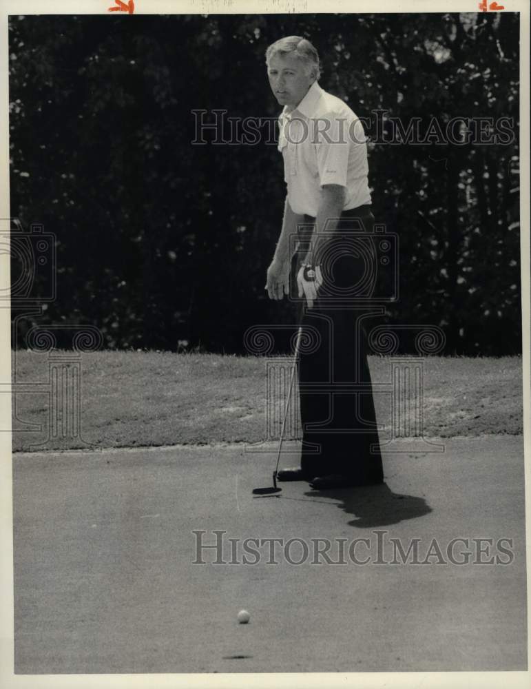 1982 Press Photo Golfer Jack McCabe watches his putt at Tuscarora Golf Club NY- Historic Images