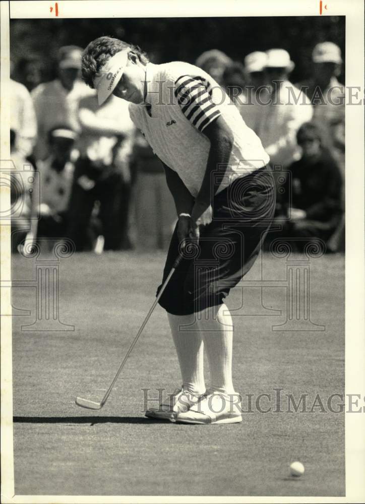 1988 Press Photo Golfer Patty Sheehan putts on the 7th green at Corning Classic- Historic Images