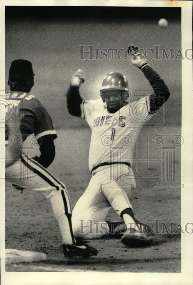 1989 Press Photo Syracuse Chiefs baseball player Mike Sharperson slides into 3rd- Historic Images