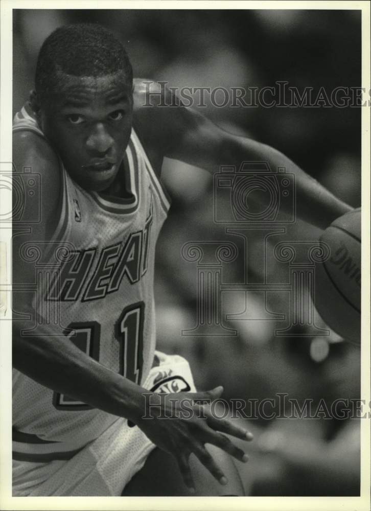 1990 Press Photo Miami Heat basketball player Sherman Douglas starts fast break- Historic Images