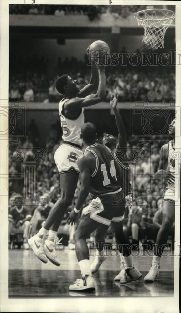 1986 Press Photo Syracuse University basketball player Wendell Alexis shoots- Historic Images
