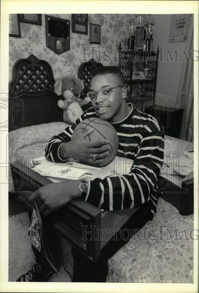 1990 Press Photo Basketball player Bernard Blunt at home- Historic Images