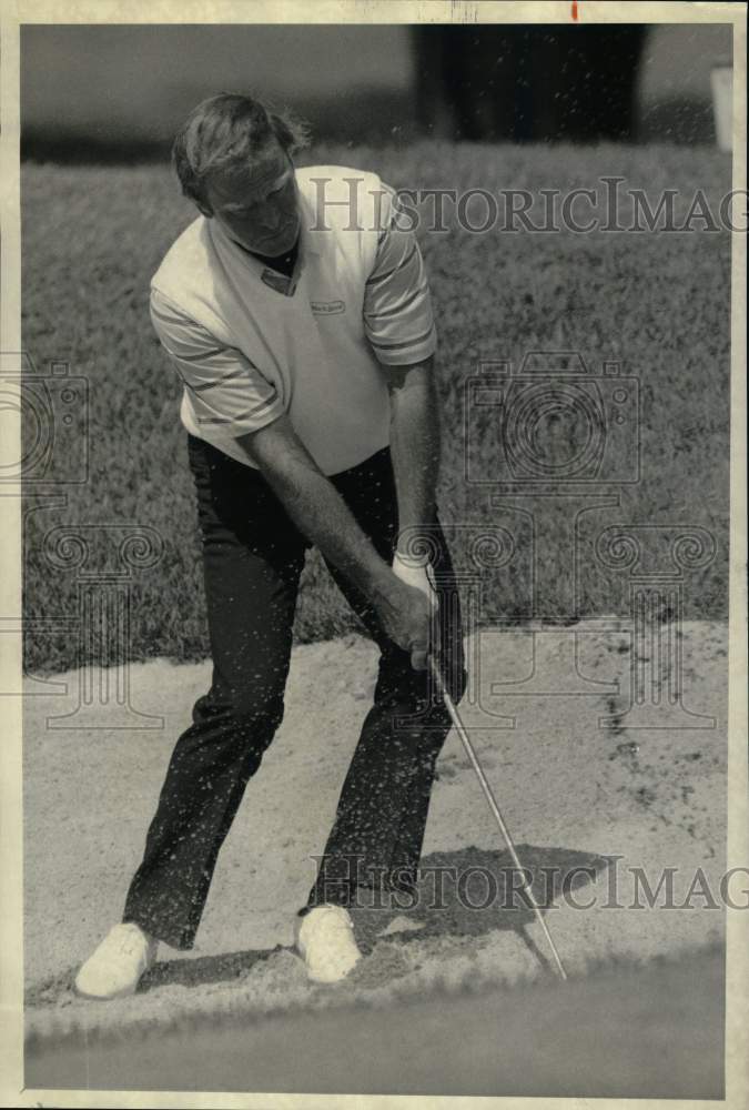 1987 Press Photo Senior Tour golfer Bobby Nichols in sand trap at Lafayette C.C.- Historic Images