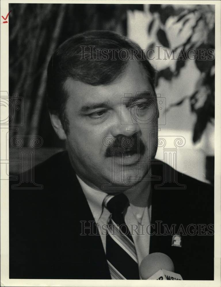 1990 Press Photo Larry Csonka press conference at Georgia&#39;s Restaurant, Syracuse- Historic Images