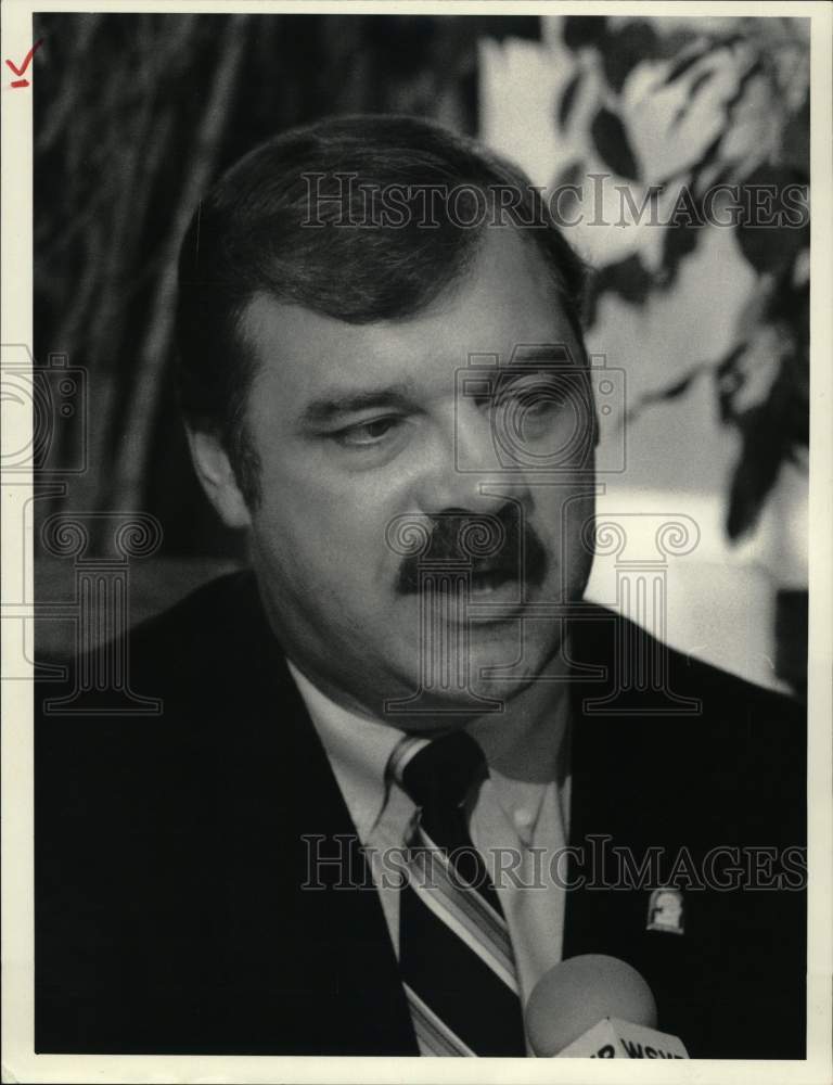 1990 Press Photo Larry Csonka press conference at Georgia's Restaurant, Syracuse- Historic Images