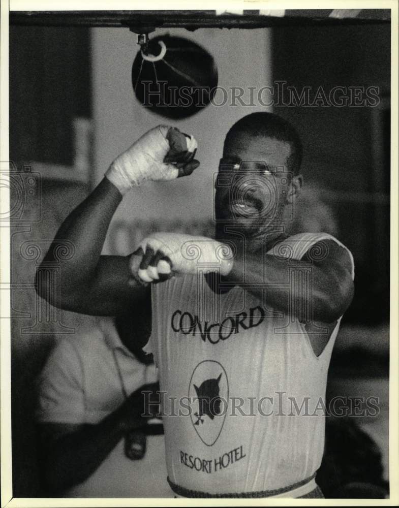 1988 Press Photo Boxer Michael Spinks hits a speed bag- Historic Images