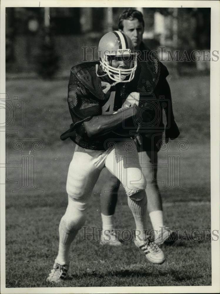 1982 Press Photo Football player Glen Moore at practice- Historic Images