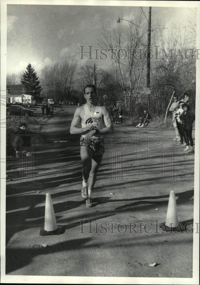 Press Photo Runner Bob Petrillo of Syracuse wins a 5k in 16:03.6- Historic Images