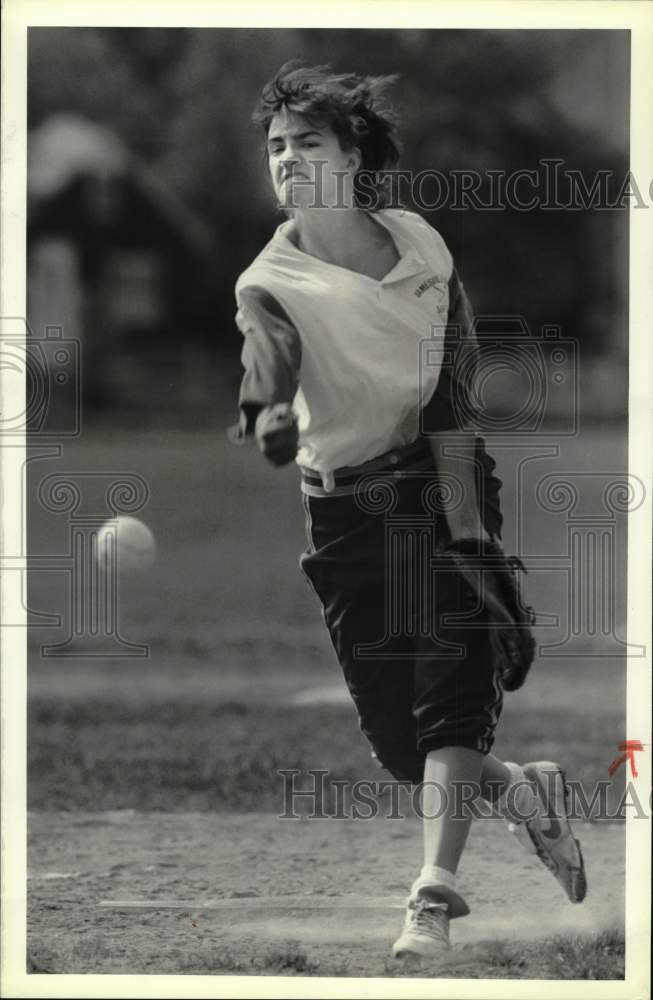 1989 Press Photo Mary Hartzog, Jamesville-DeWitt Softball Pitcher in Syracuse- Historic Images