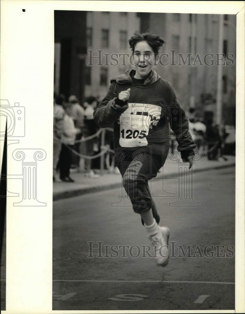 1989 Press Photo Sarah Brown Running at Downtown Syracuse 3000 Meter Run- Historic Images