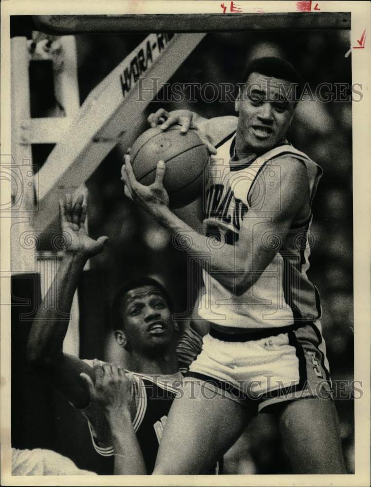 1990 Press Photo Tony &quot;Red&quot; Bruin, Syracuse University Basketball Player at Game- Historic Images