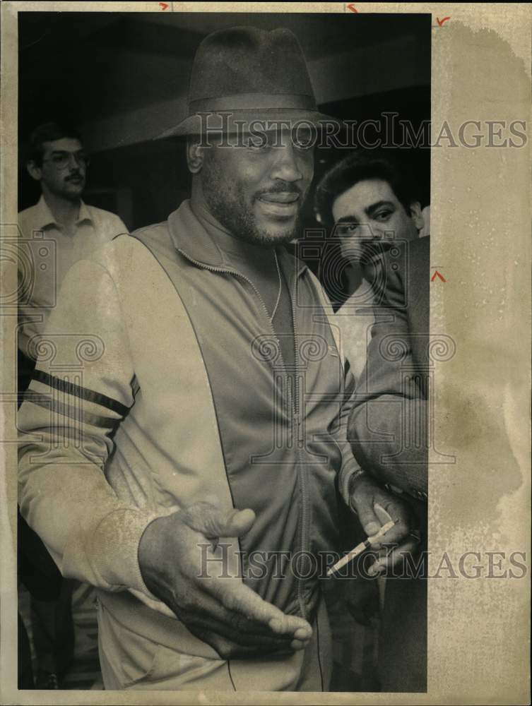 1986 Press Photo Boxer Joe Frazier at Holiday Inn with Fans- Historic Images