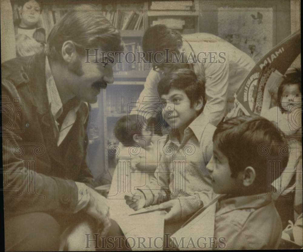 1984 Press Photo Miami Dolphin's Larry Csonka talking with some children.- Historic Images