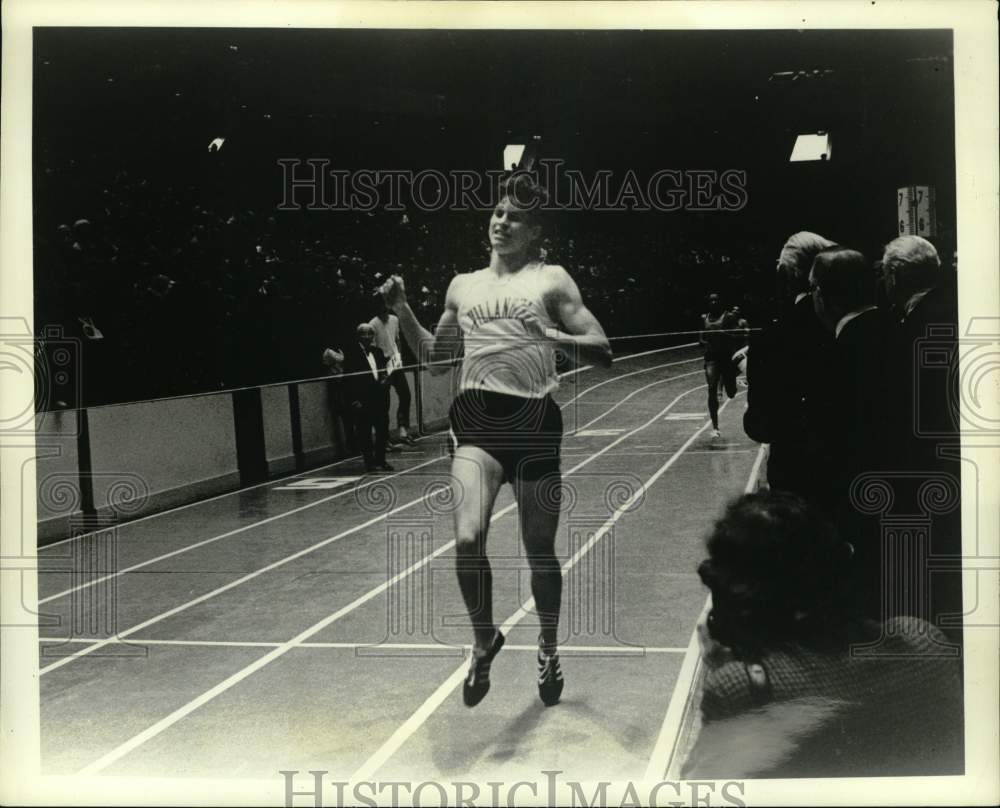 1976 Press Photo Don Paige wins 880 in Bicentennial Philadelphia Track Classic- Historic Images