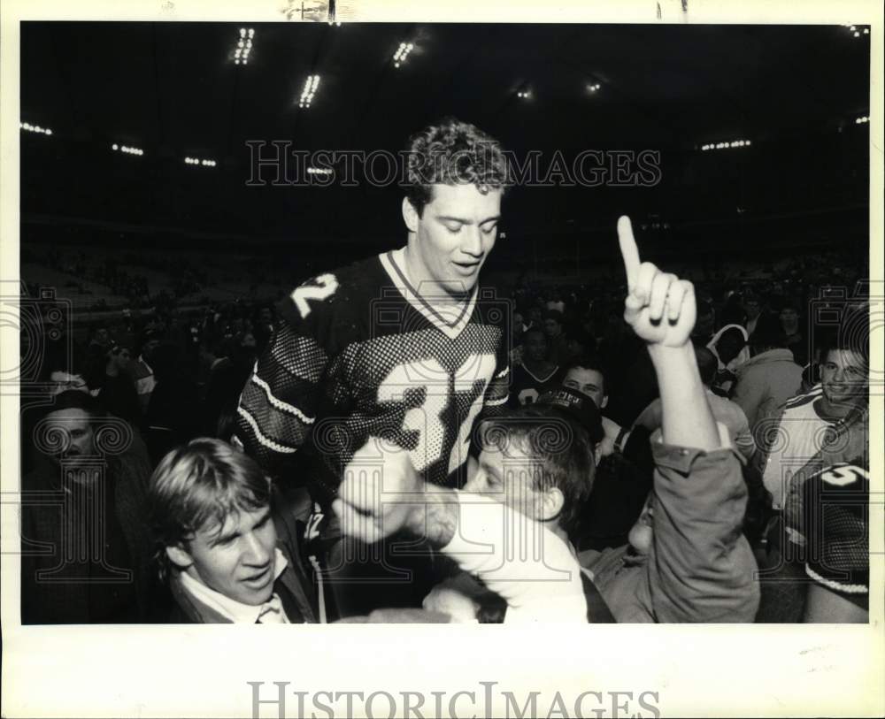 1987 Press Photo Syracuse University Football Player Daryl Johnson at Game Win- Historic Images