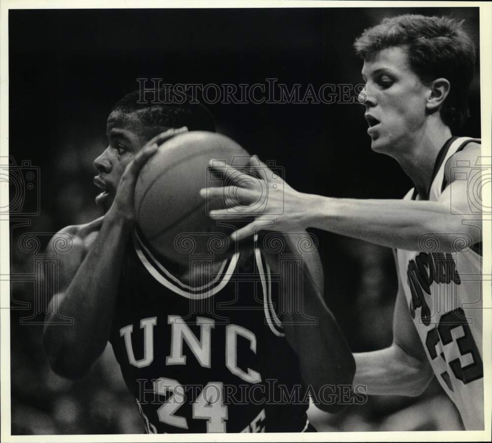 1990 Press Photo Delano Johnson &amp; Mike Hopkins in the Carrier Classic- Historic Images