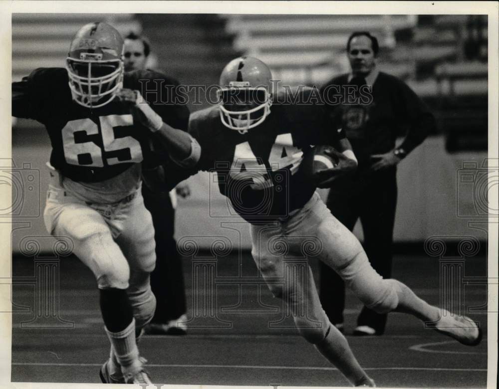 1981 Press Photo Football Players Glenn Moore and David Brooks at Game- Historic Images