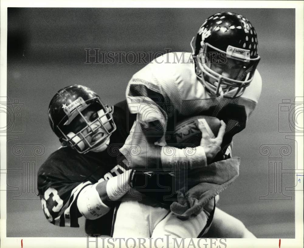 1989 Press Photo Cortland&#39;s Dan Garrett tackles Whitesboro&#39;s Mike Brady- Historic Images