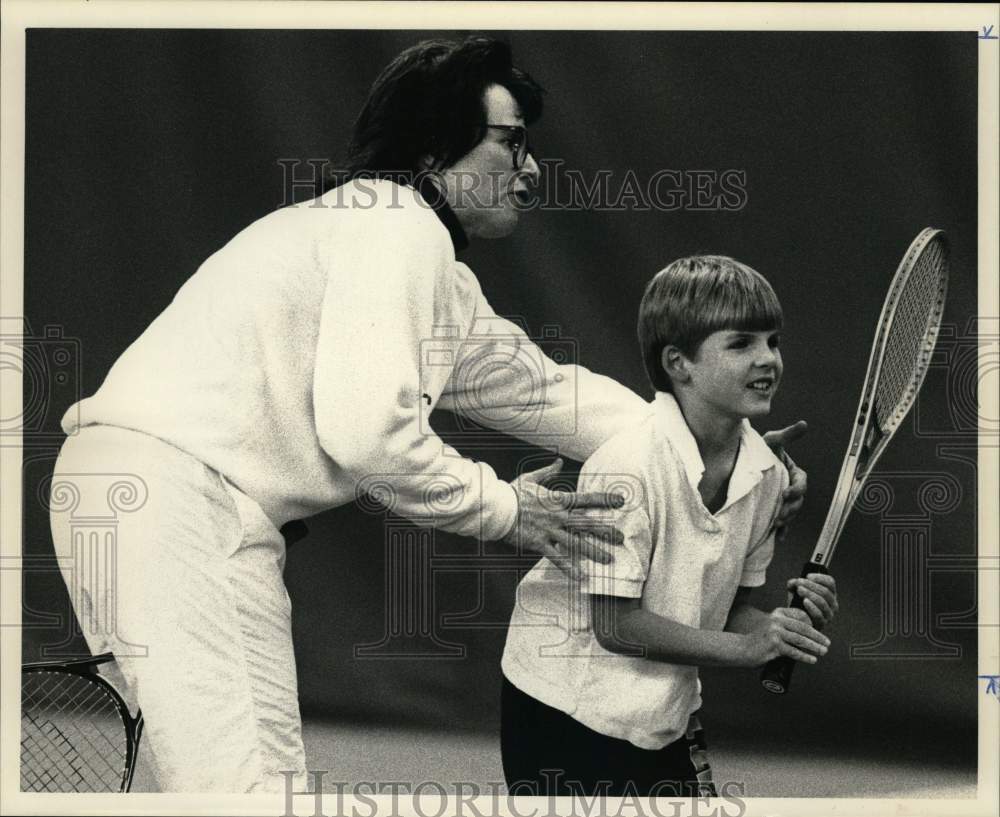 1989 Press Photo Billie Jean King with Christopher Johnson at Tennis Clinic- Historic Images