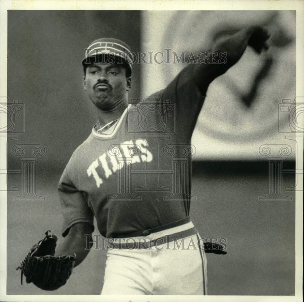 1985 Press Photo Tidewater Baseball Player Terry Blocker Throws Ball- Historic Images