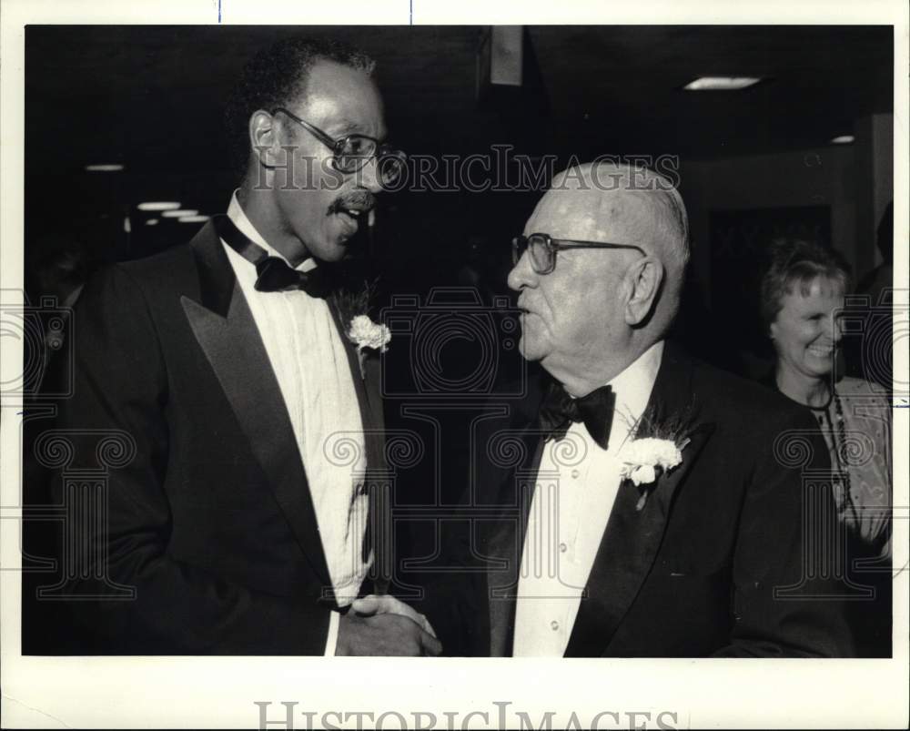 1987 Press Photo William P. Tolley with Basketball Player Dave Bing at Event- Historic Images