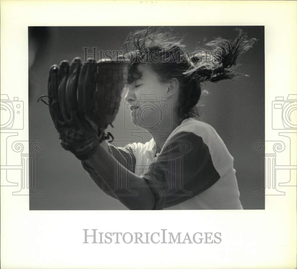 1990 Press Photo Mary Hartzog, Jamesville-DeWitt Softball Pitcher at Game- Historic Images